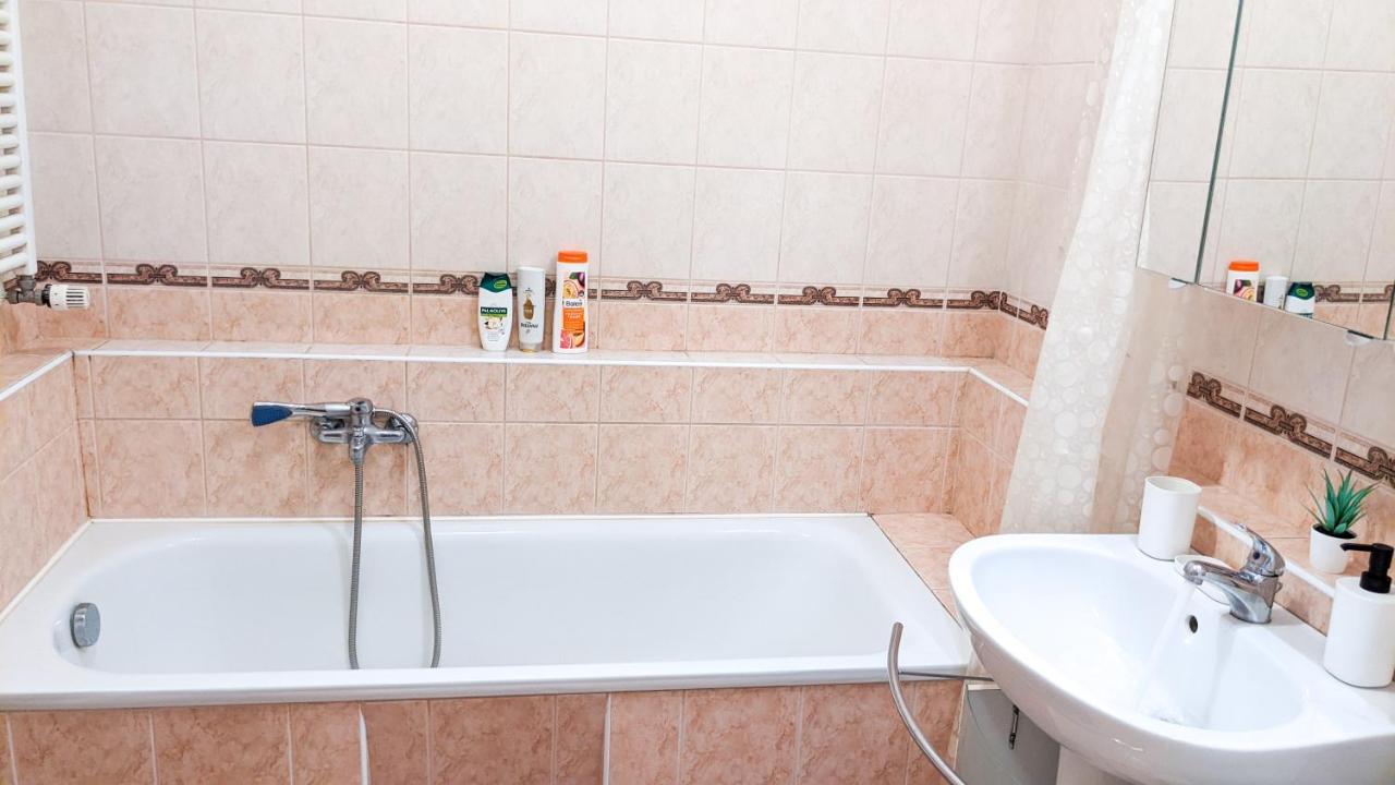 Skytop Modern Condo In Heart Of Downtown بودابست المظهر الخارجي الصورة