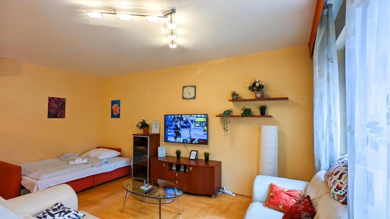 Skytop Modern Condo In Heart Of Downtown بودابست المظهر الخارجي الصورة