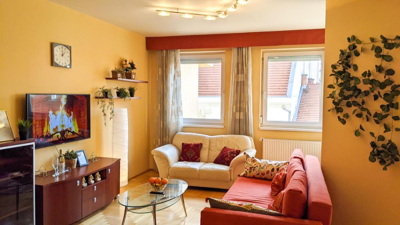 Skytop Modern Condo In Heart Of Downtown بودابست المظهر الخارجي الصورة